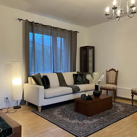 Vakantiehuis Cozy Independent House With Free Parking And 20 Mins To Center *
